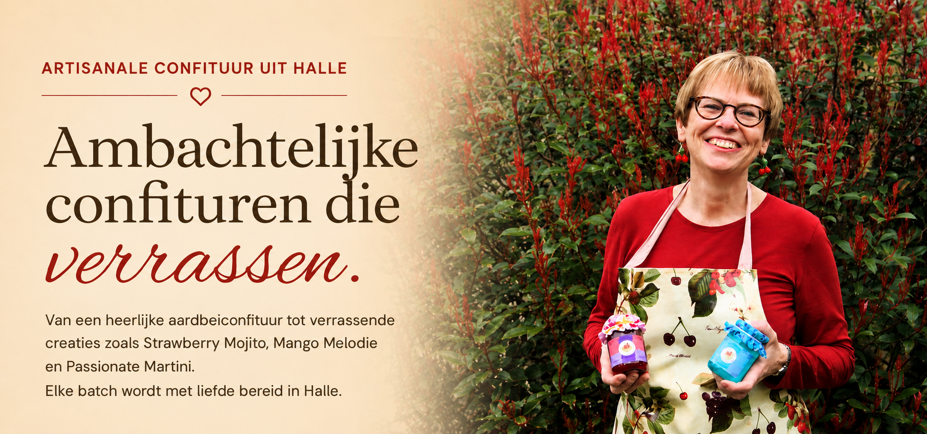Glimlachende vrouw in rode trui met schort, houdt potten confituur vast voor rode bessenstruiken.